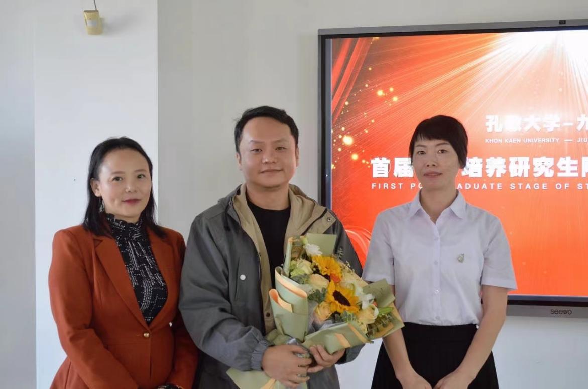 孔敬大学代表给best365官方网站国际交流处石主任献花